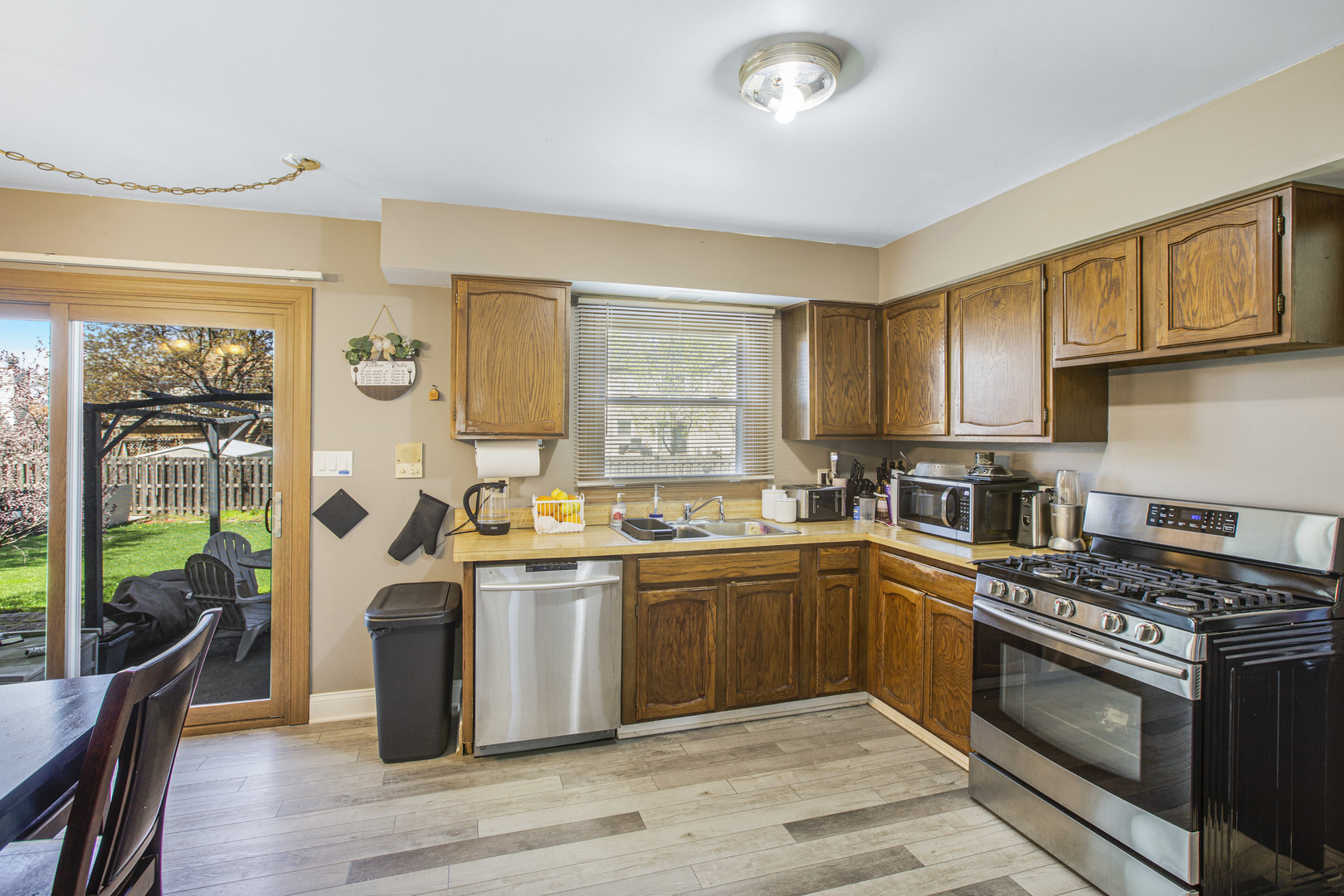 1300 Pembrook Circle, Roselle, IL 60172