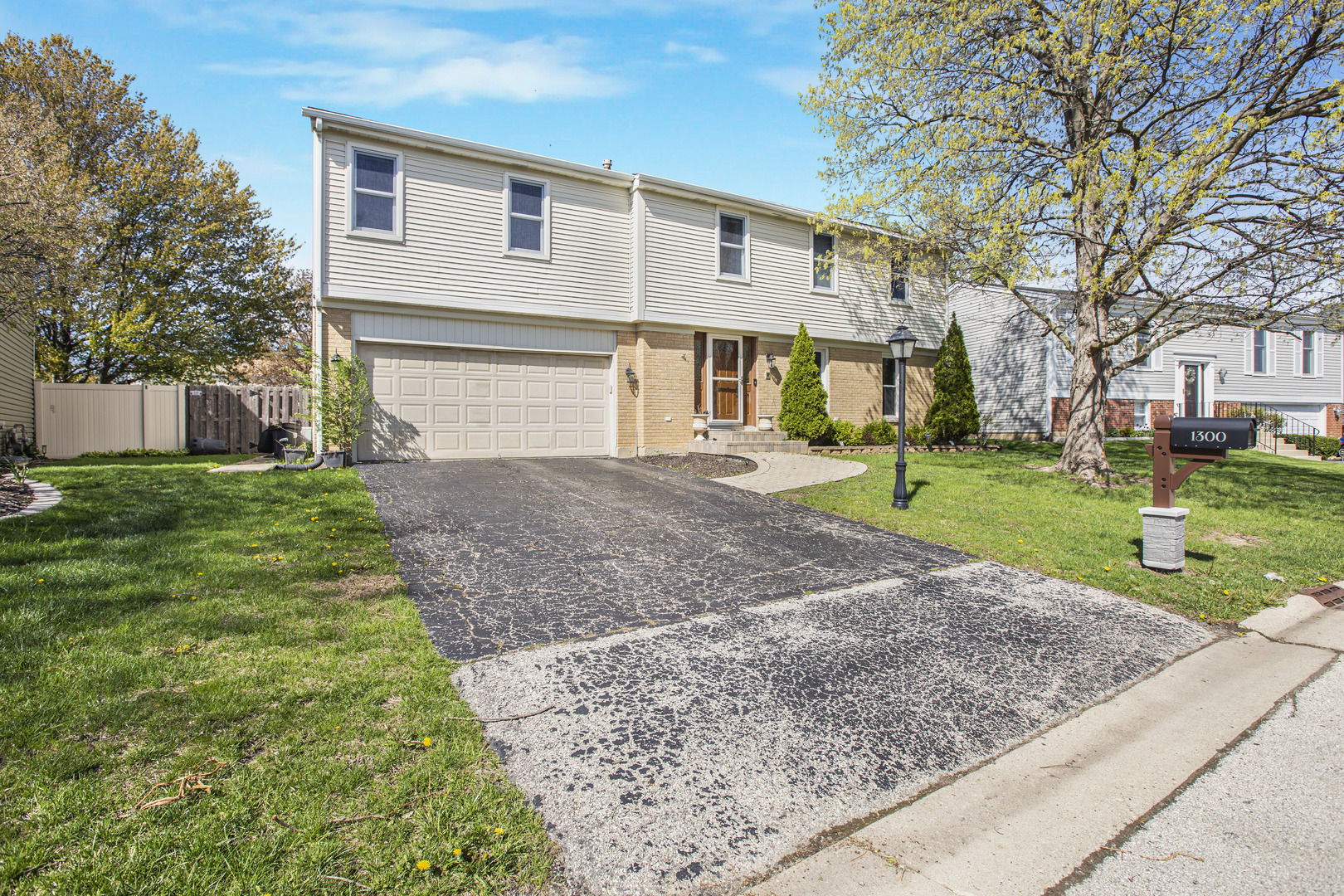 1300 Pembrook Circle, Roselle, IL 60172