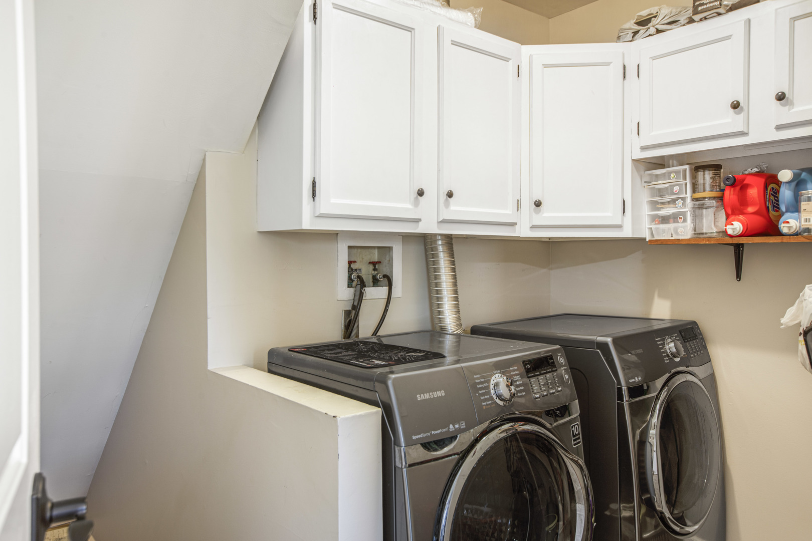 1300 Pembrook Circle, Roselle, IL 60172