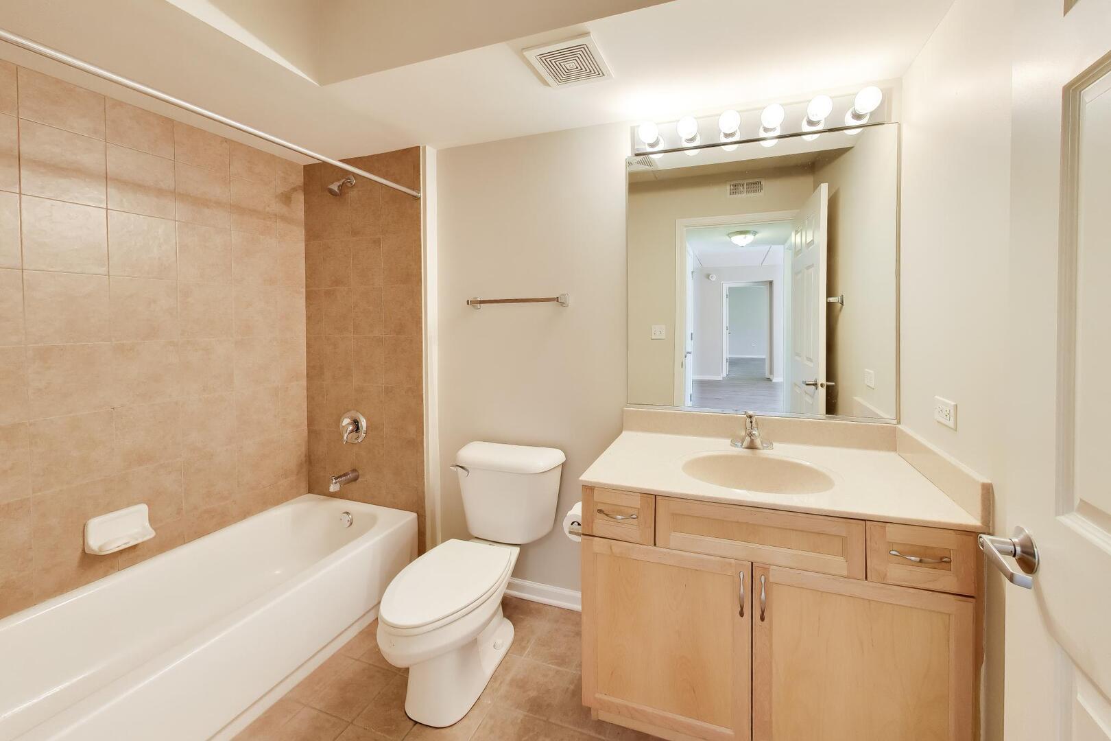 390 S Western Avenue #201, Des Plaines, IL 60016
