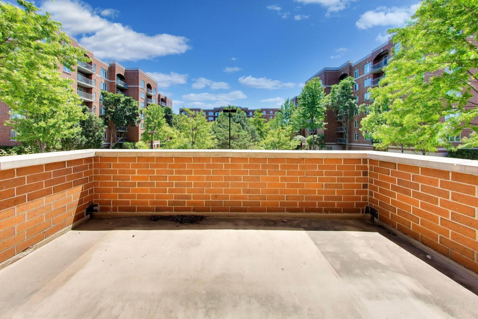 390 S Western Avenue #201, Des Plaines, IL 60016
