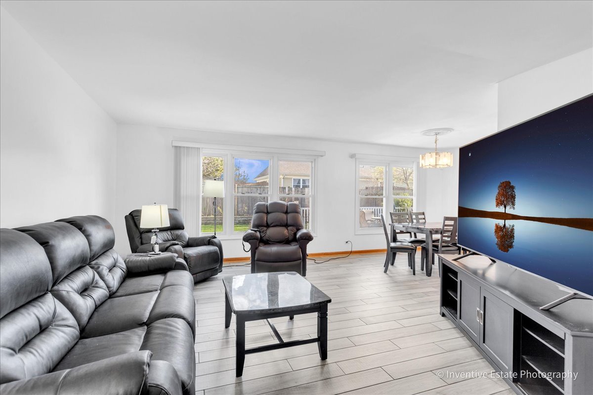 111 Brookside Drive, Glendale Heights, IL 60139