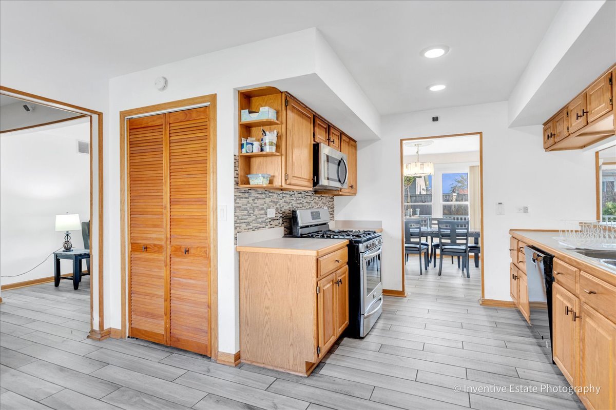 111 Brookside Drive, Glendale Heights, IL 60139