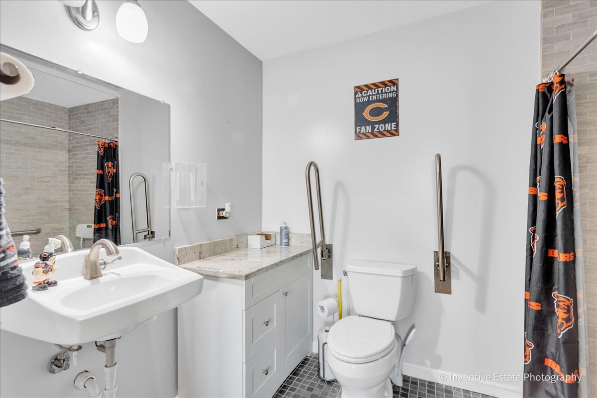 111 Brookside Drive, Glendale Heights, IL 60139