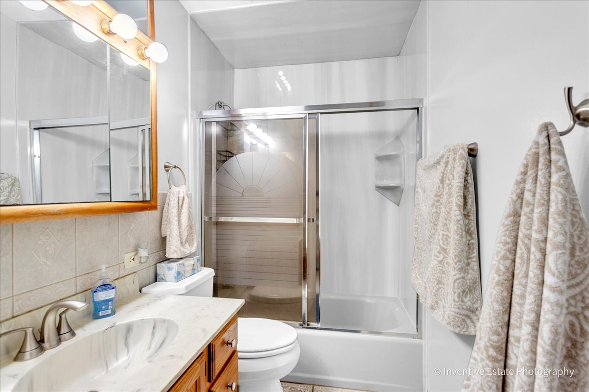 111 Brookside Drive, Glendale Heights, IL 60139