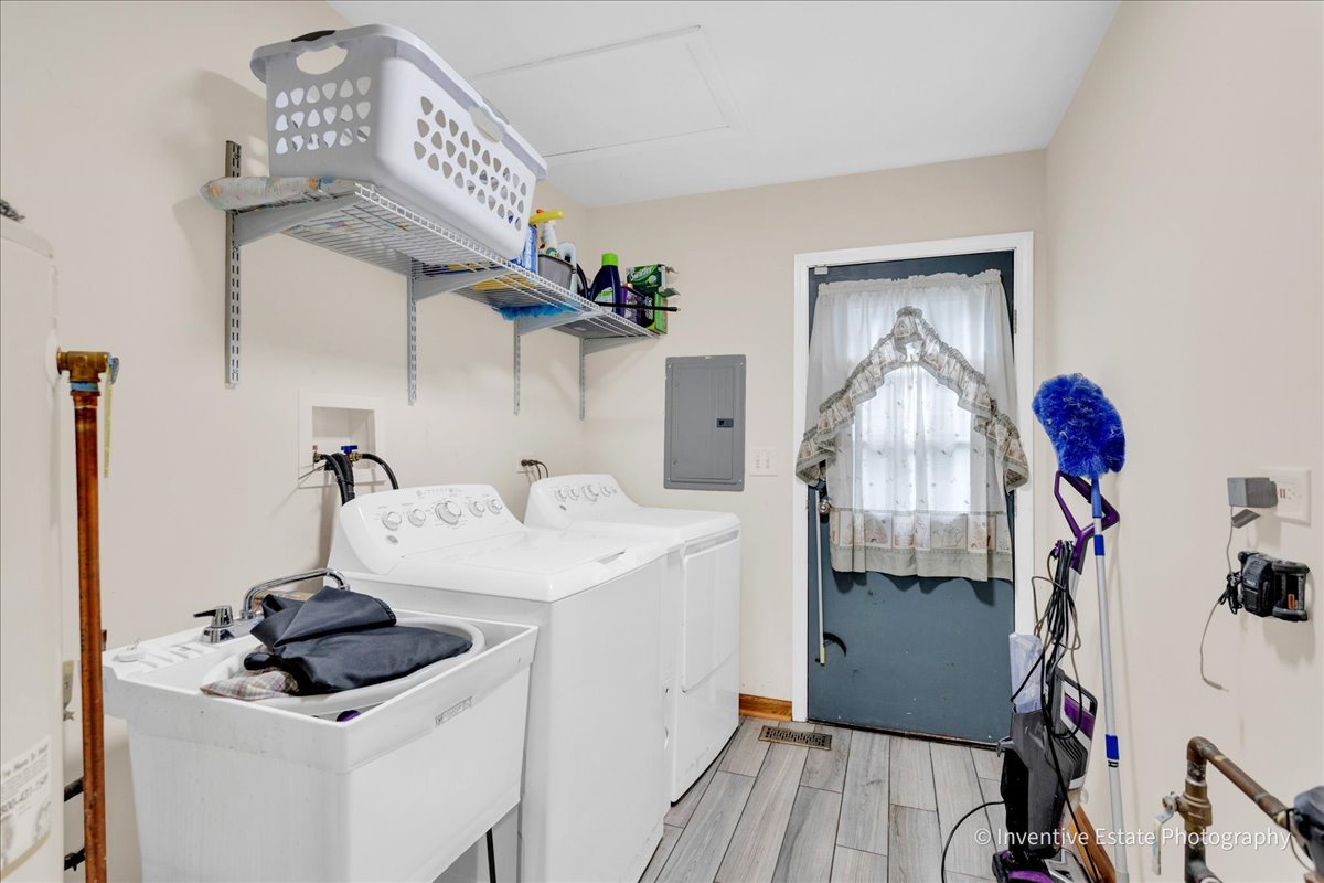 111 Brookside Drive, Glendale Heights, IL 60139