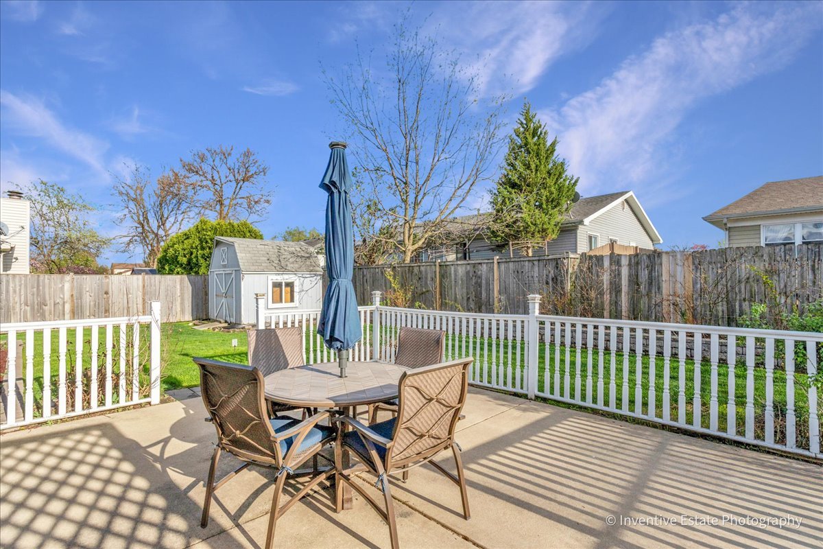 111 Brookside Drive, Glendale Heights, IL 60139