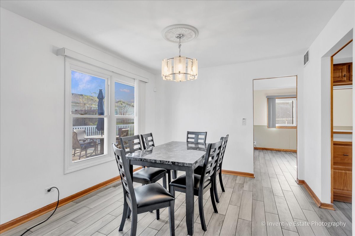 111 Brookside Drive, Glendale Heights, IL 60139