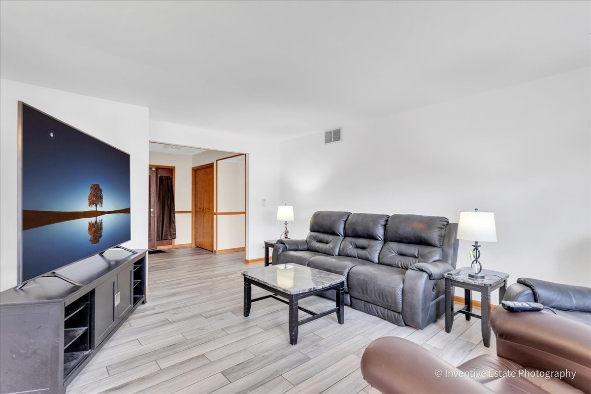 111 Brookside Drive, Glendale Heights, IL 60139