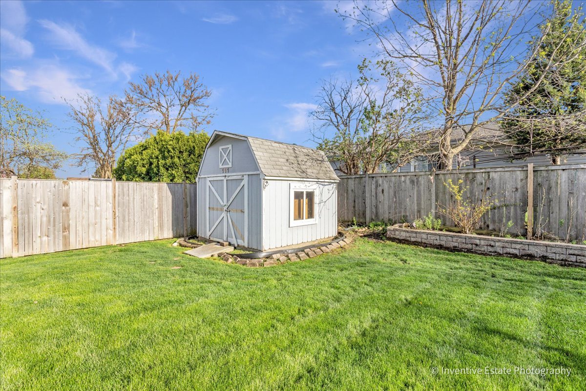 111 Brookside Drive, Glendale Heights, IL 60139