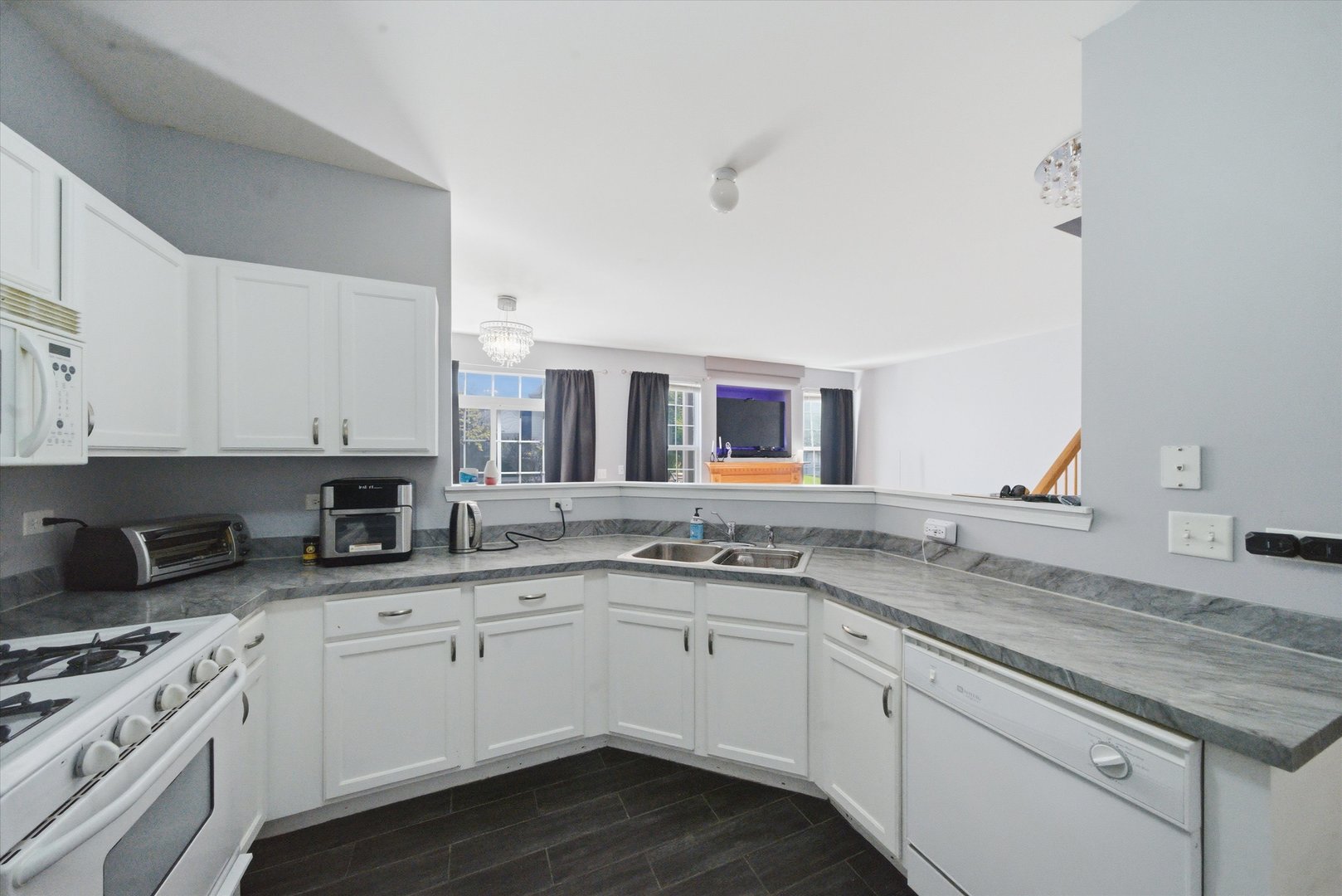 573 N Fox Trail, Round Lake, IL 60073