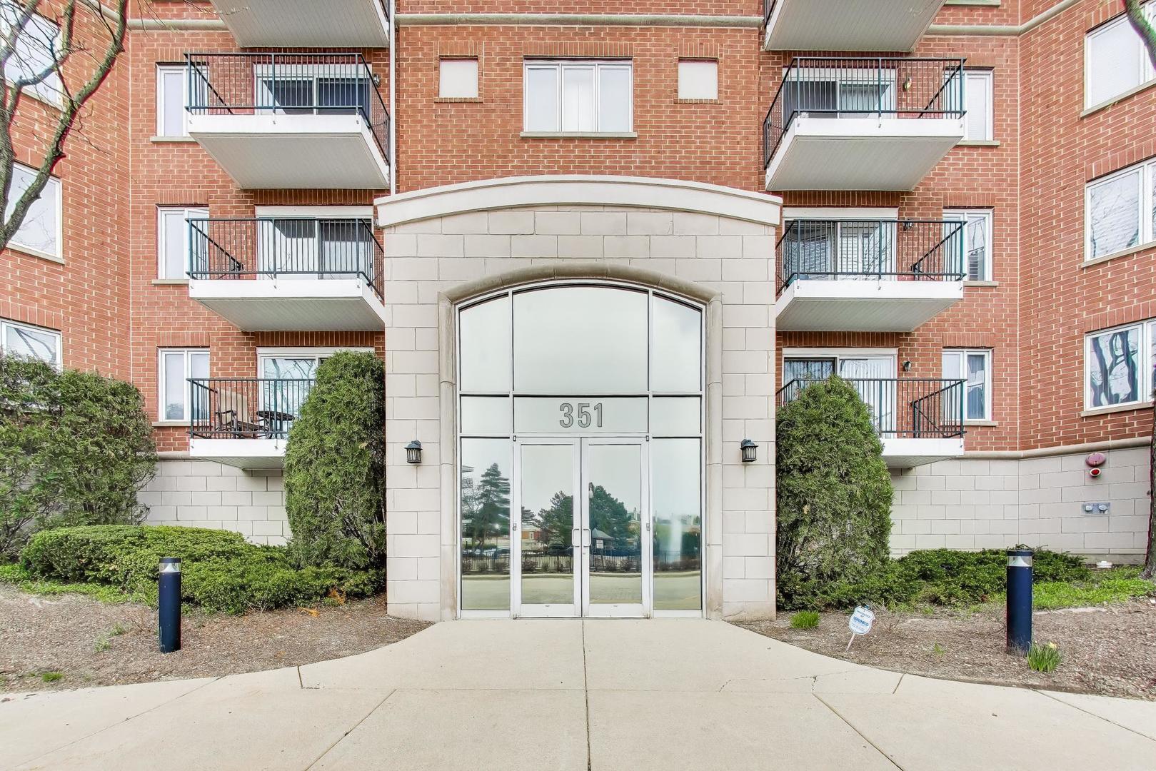 351 Town Place Circle #402, Buffalo Grove, IL 60089