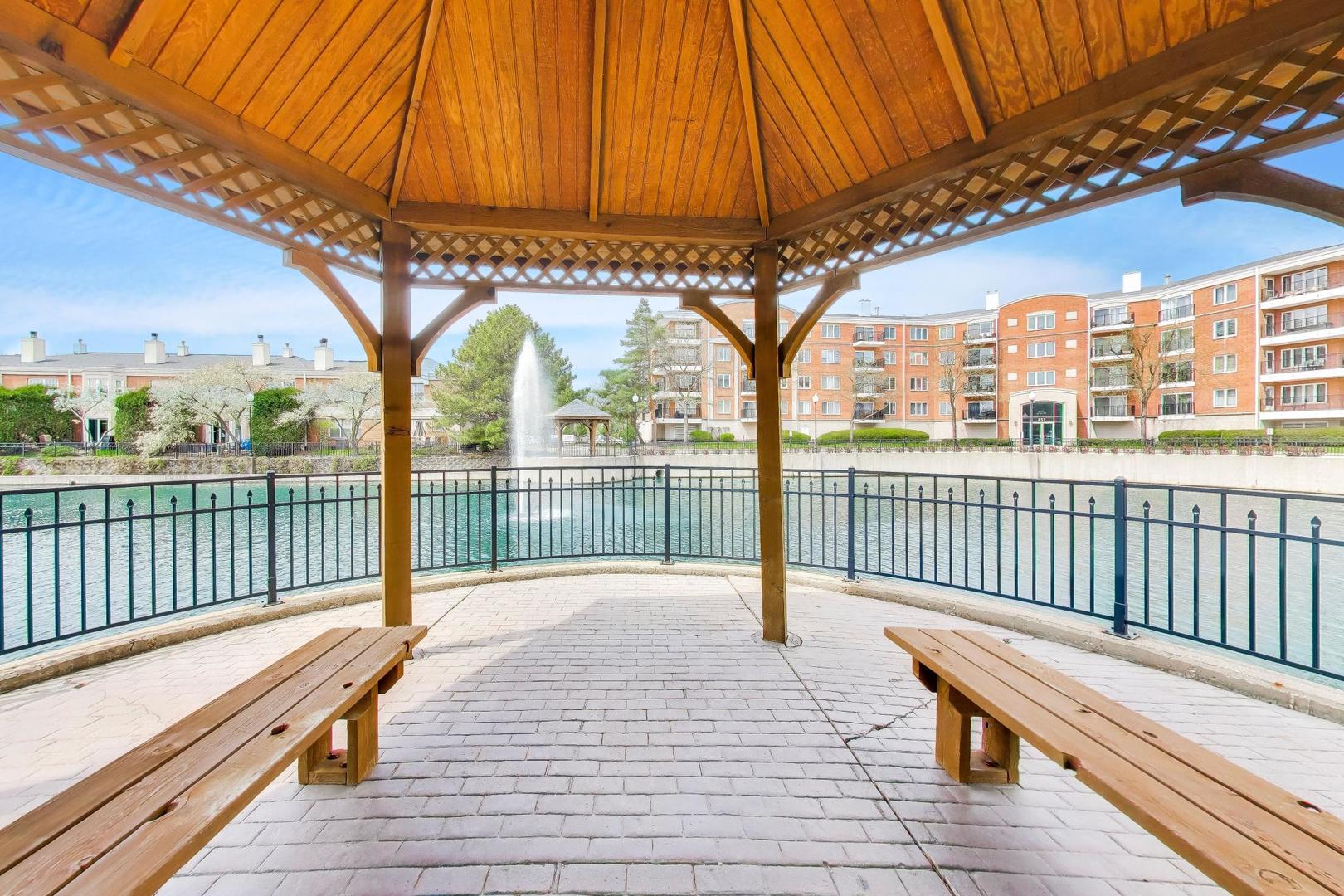 351 Town Place Circle #402, Buffalo Grove, IL 60089