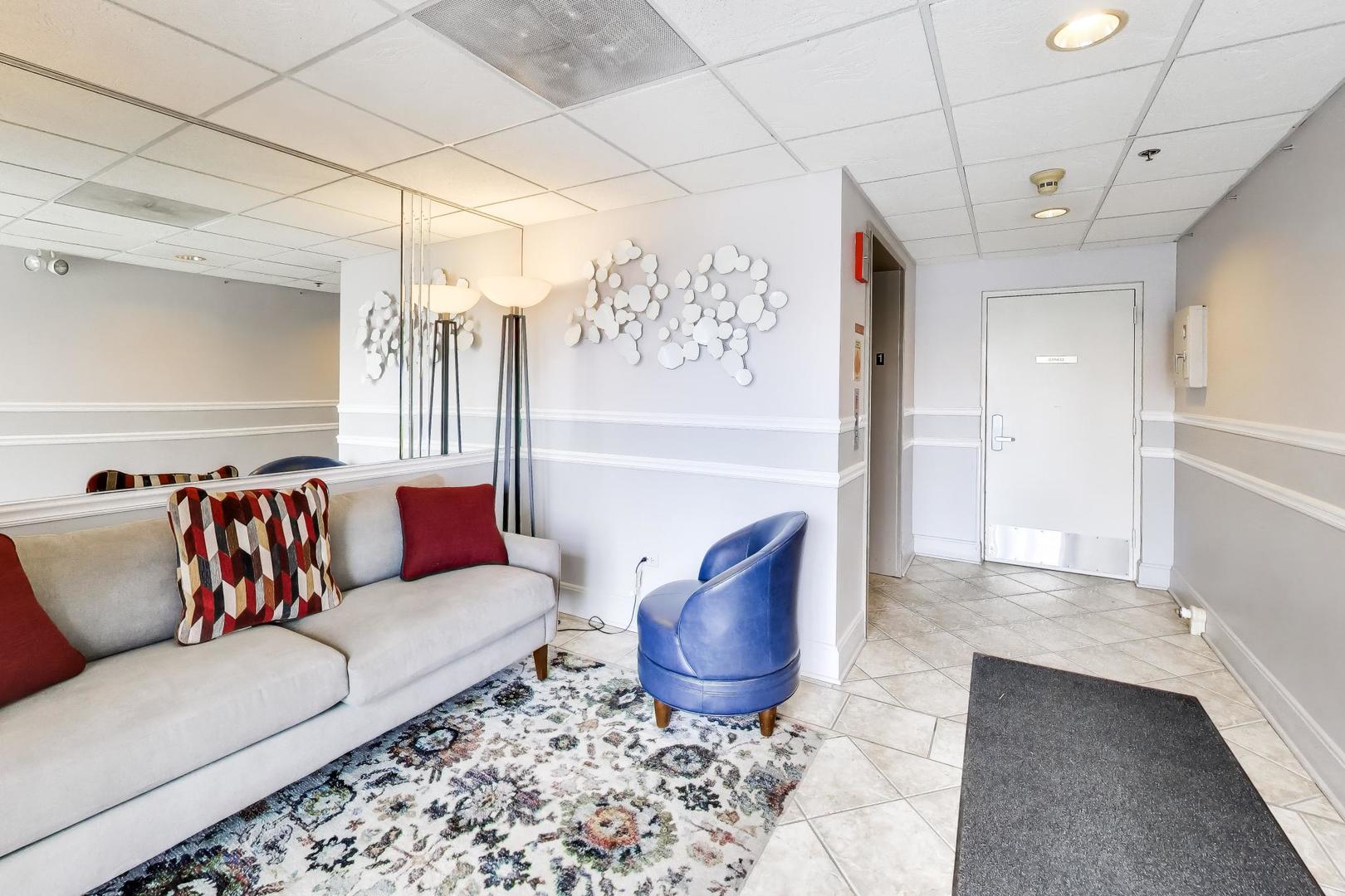 351 Town Place Circle #402, Buffalo Grove, IL 60089