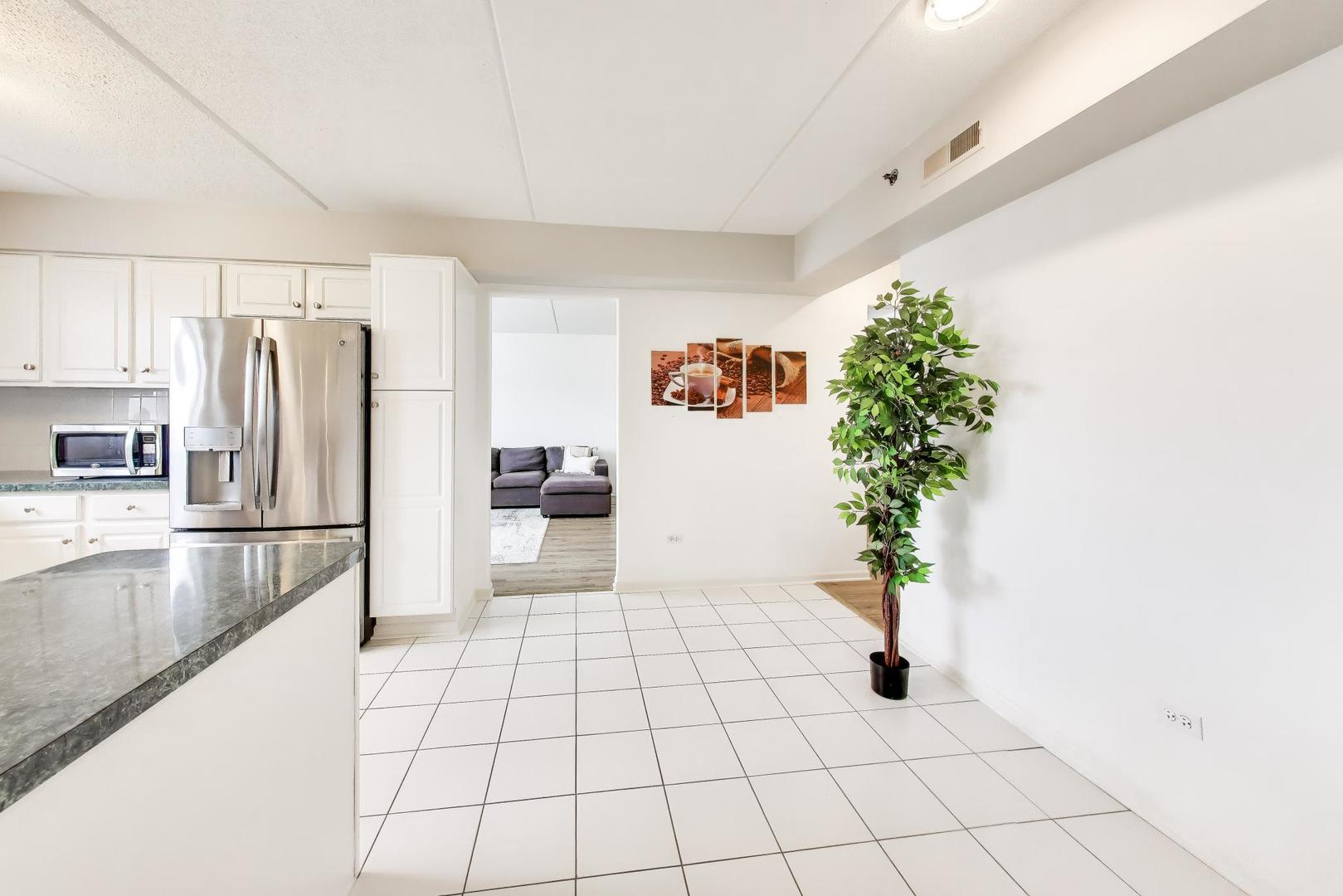 351 Town Place Circle #402, Buffalo Grove, IL 60089