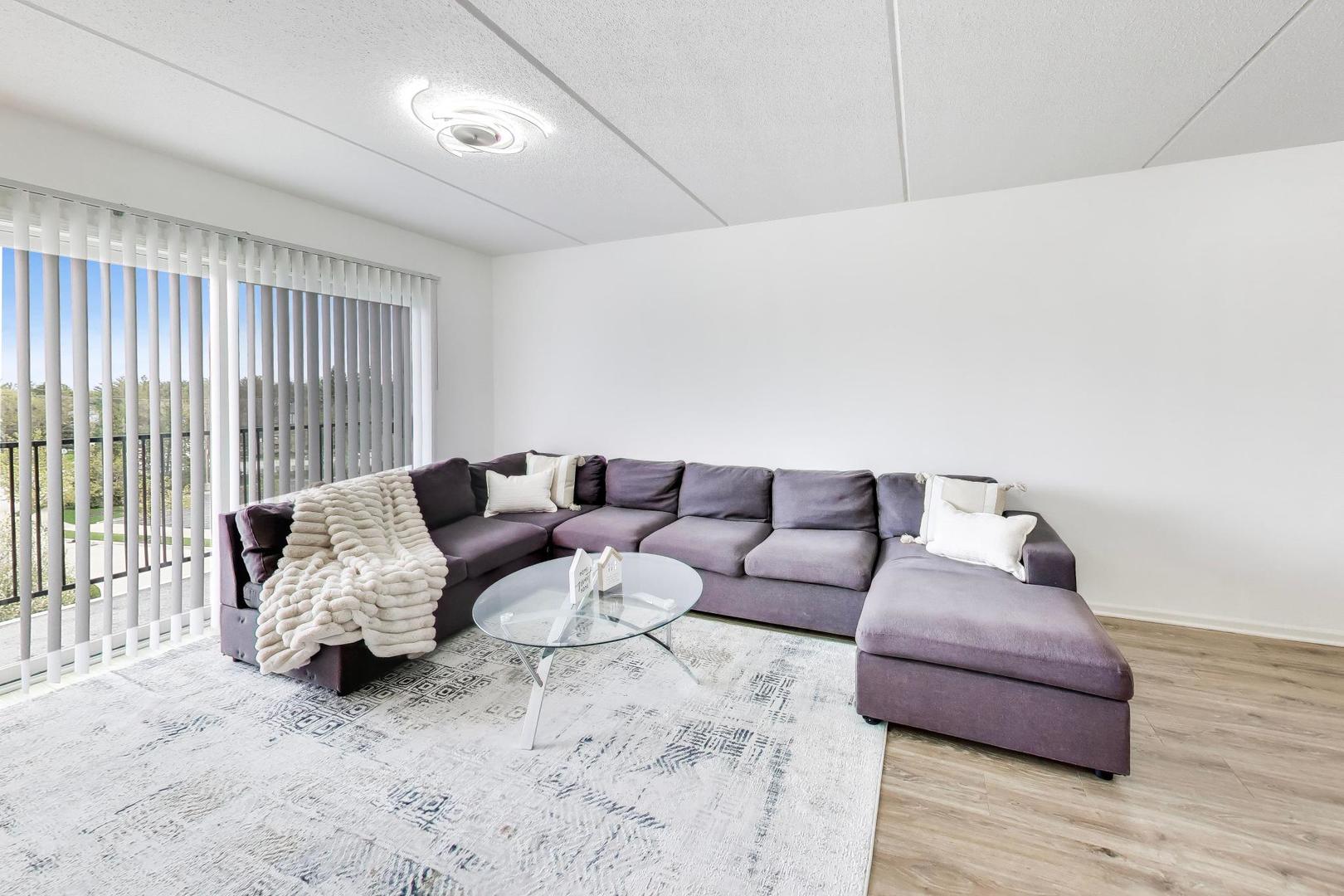 351 Town Place Circle #402, Buffalo Grove, IL 60089