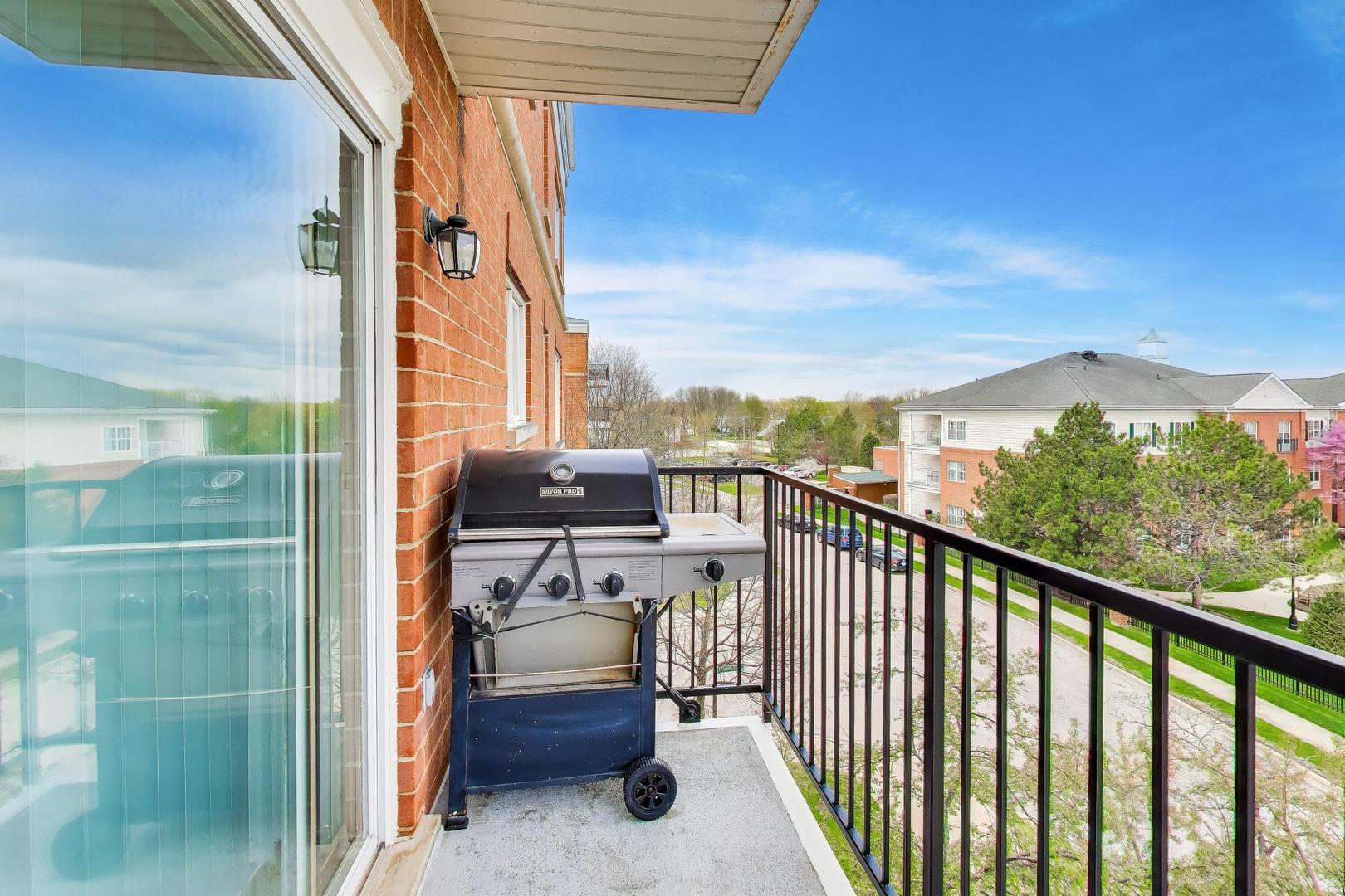 351 Town Place Circle #402, Buffalo Grove, IL 60089