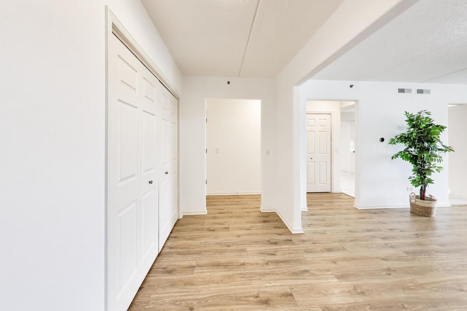 351 Town Place Circle #402, Buffalo Grove, IL 60089