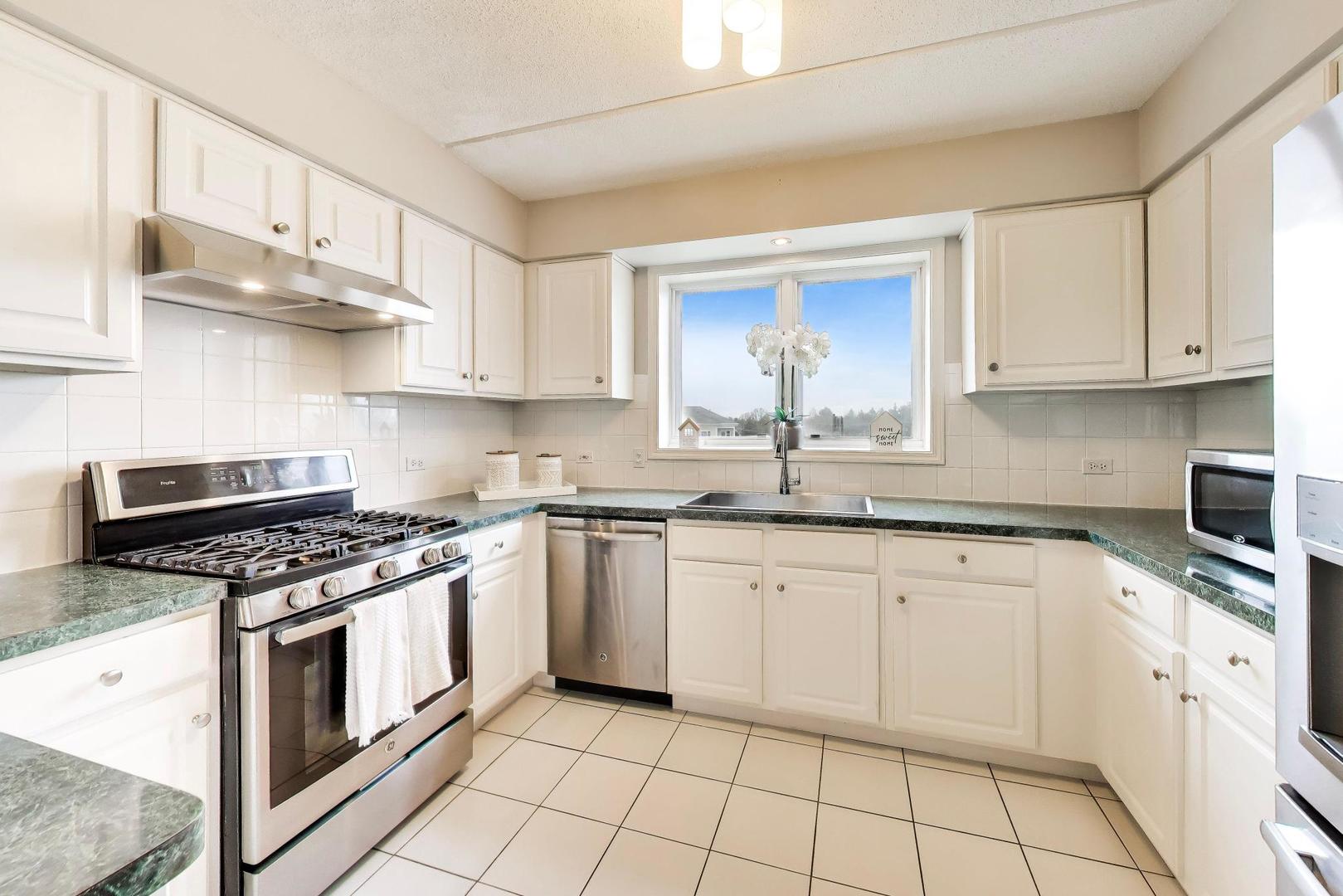 351 Town Place Circle #402, Buffalo Grove, IL 60089