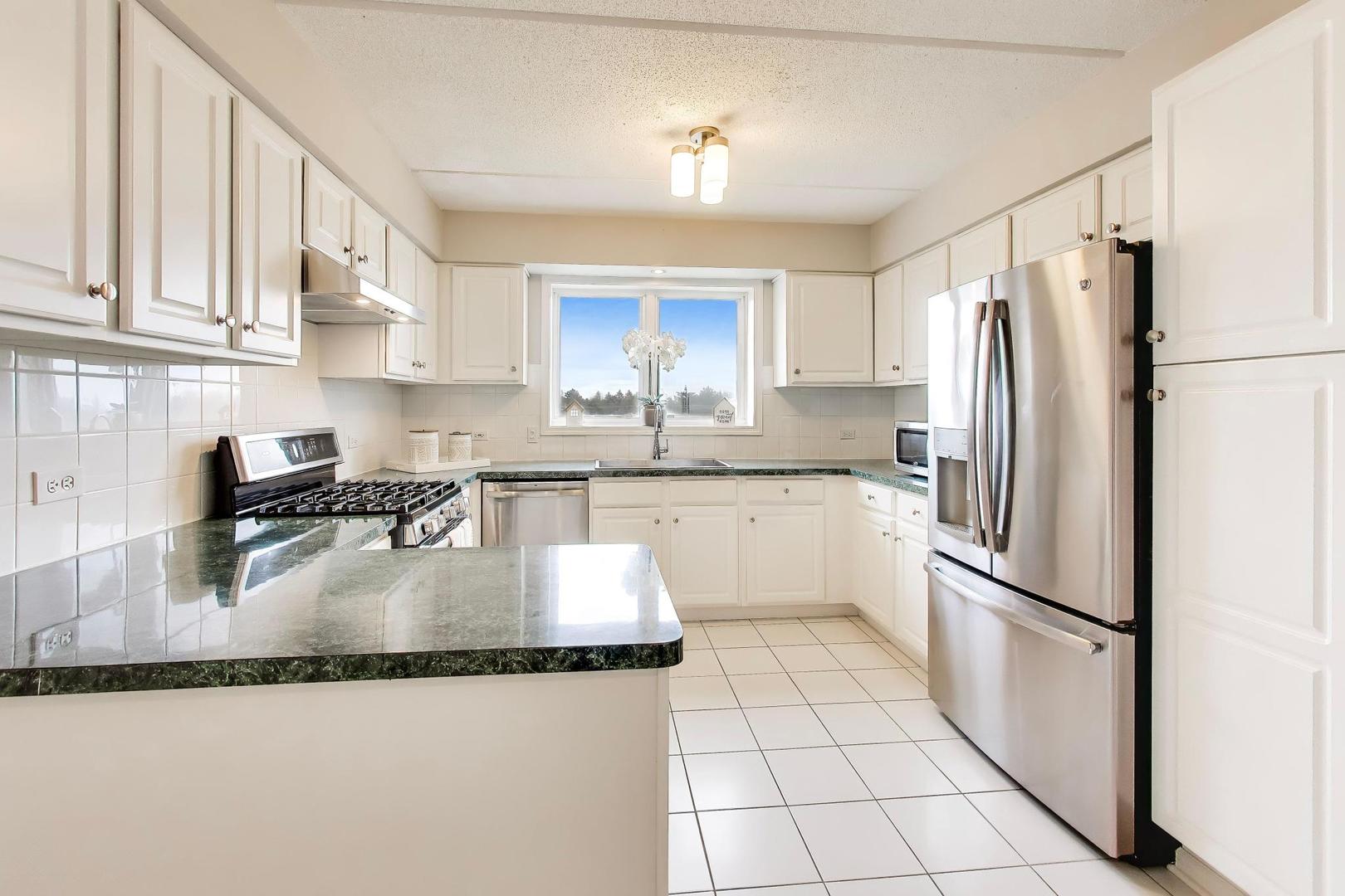 351 Town Place Circle #402, Buffalo Grove, IL 60089