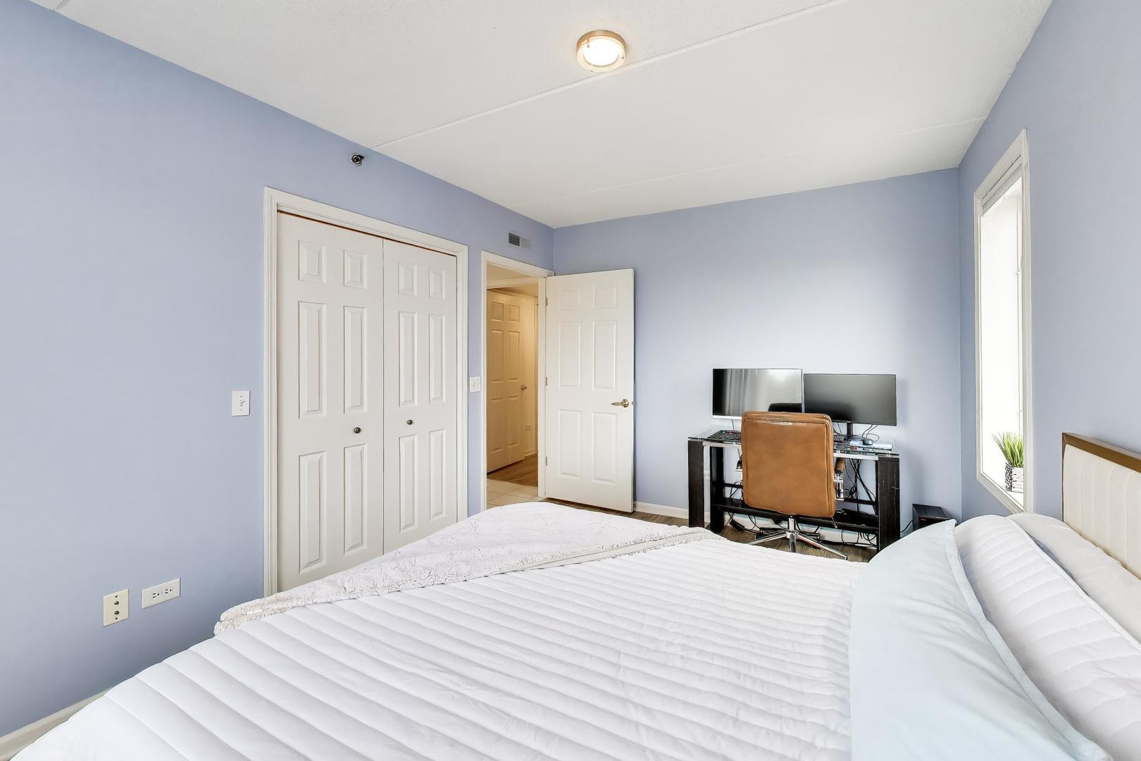 351 Town Place Circle #402, Buffalo Grove, IL 60089