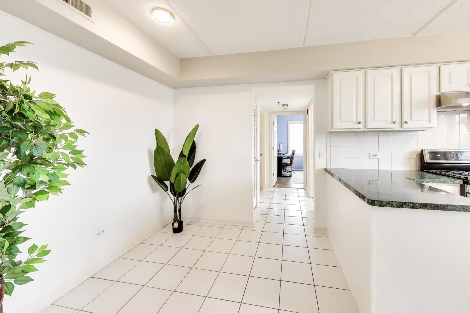 351 Town Place Circle #402, Buffalo Grove, IL 60089