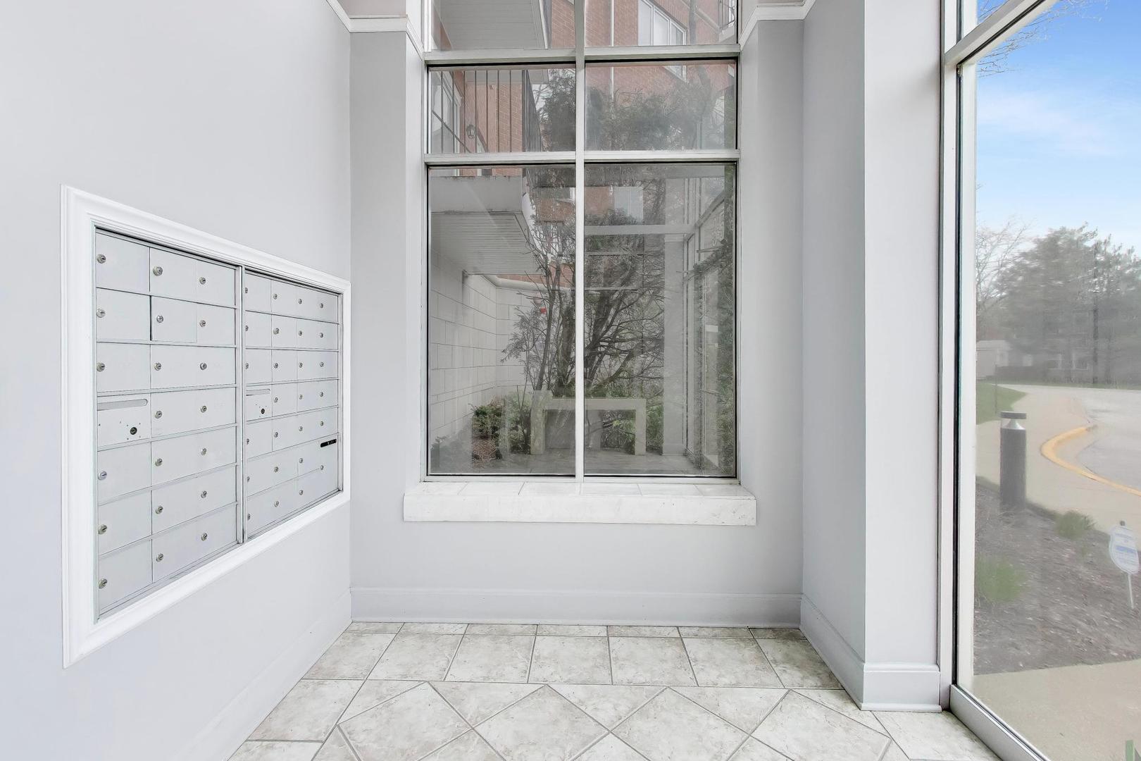 351 Town Place Circle #402, Buffalo Grove, IL 60089