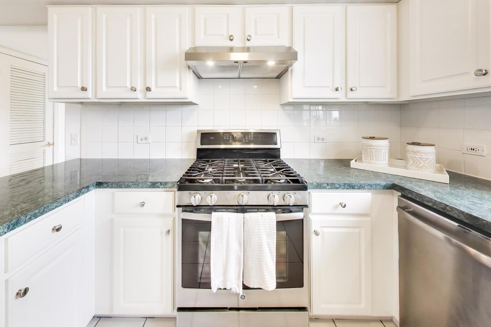 351 Town Place Circle #402, Buffalo Grove, IL 60089