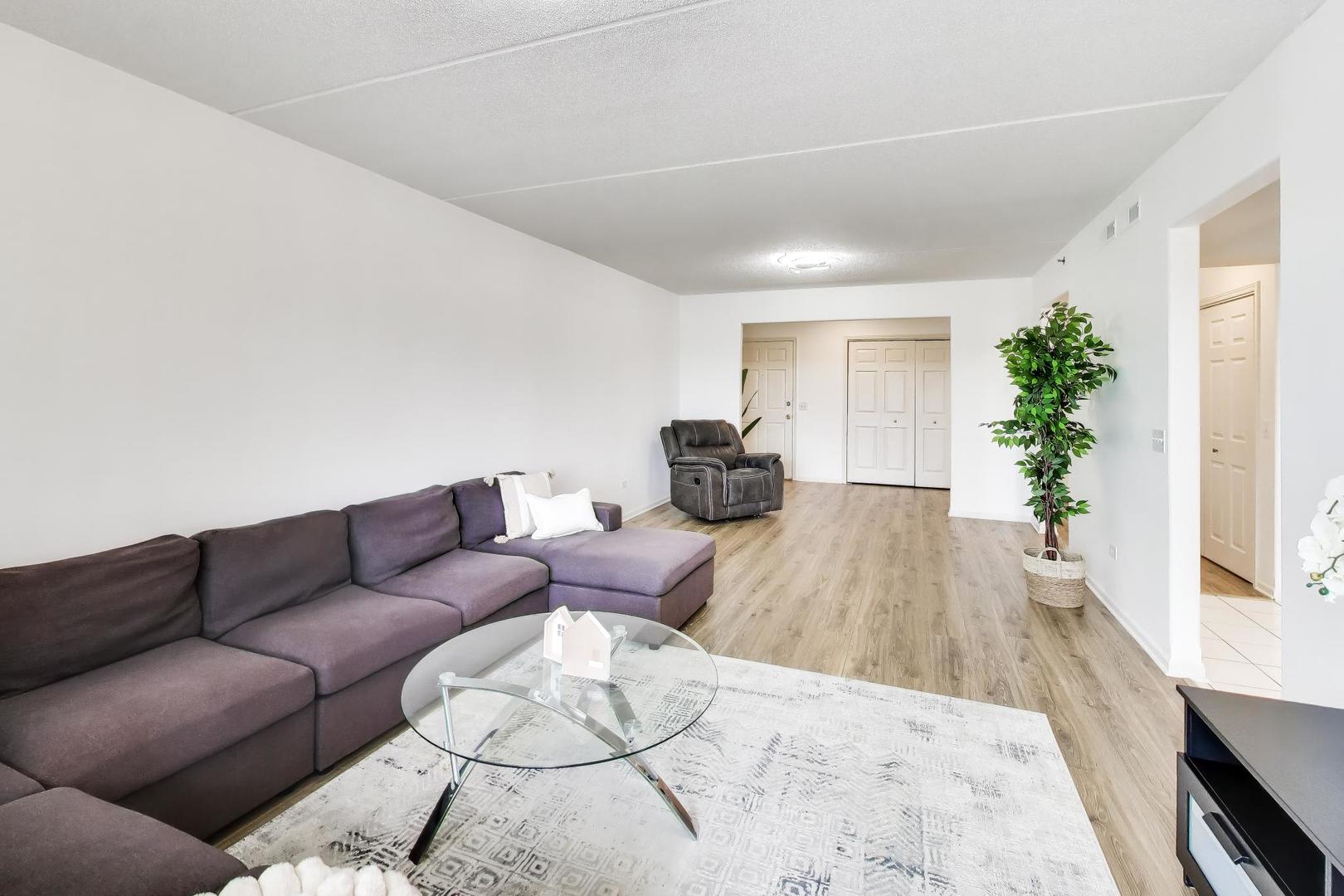 351 Town Place Circle #402, Buffalo Grove, IL 60089