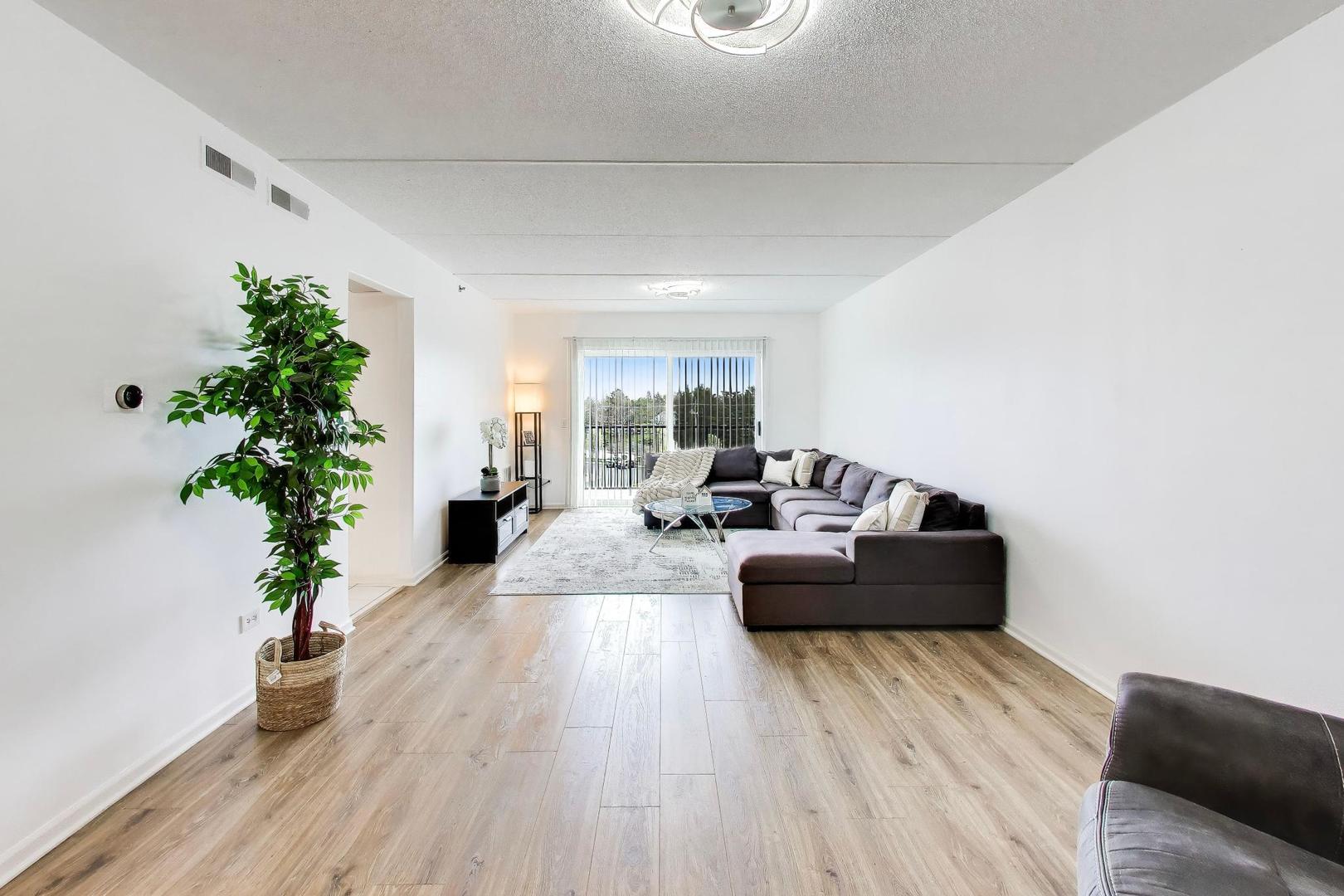 351 Town Place Circle #402, Buffalo Grove, IL 60089