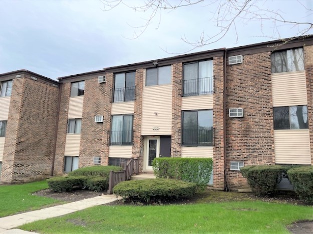 200 Dunteman Drive #202, Glendale Heights, IL 60139