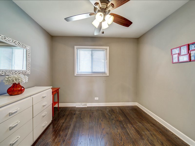 615 N Prospect Manor Avenue, Mount Prospect, IL 60056