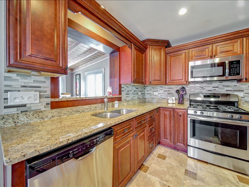 615 N Prospect Manor Avenue, Mount Prospect, IL 60056