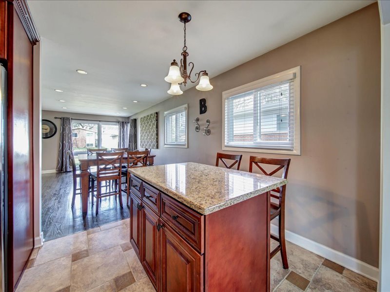 615 N Prospect Manor Avenue, Mount Prospect, IL 60056