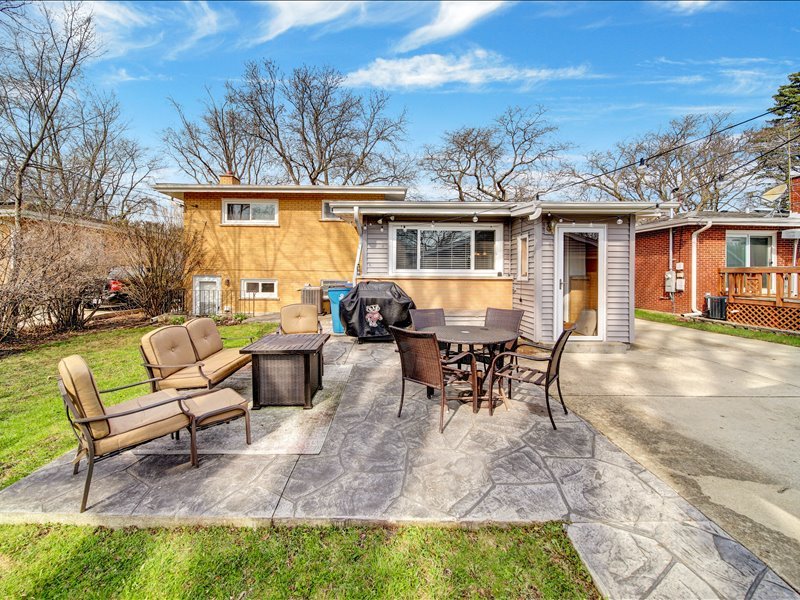 615 N Prospect Manor Avenue, Mount Prospect, IL 60056