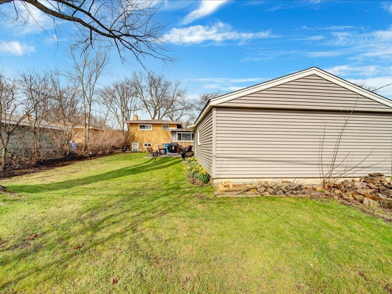 615 N Prospect Manor Avenue, Mount Prospect, IL 60056