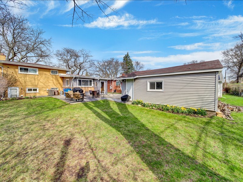 615 N Prospect Manor Avenue, Mount Prospect, IL 60056