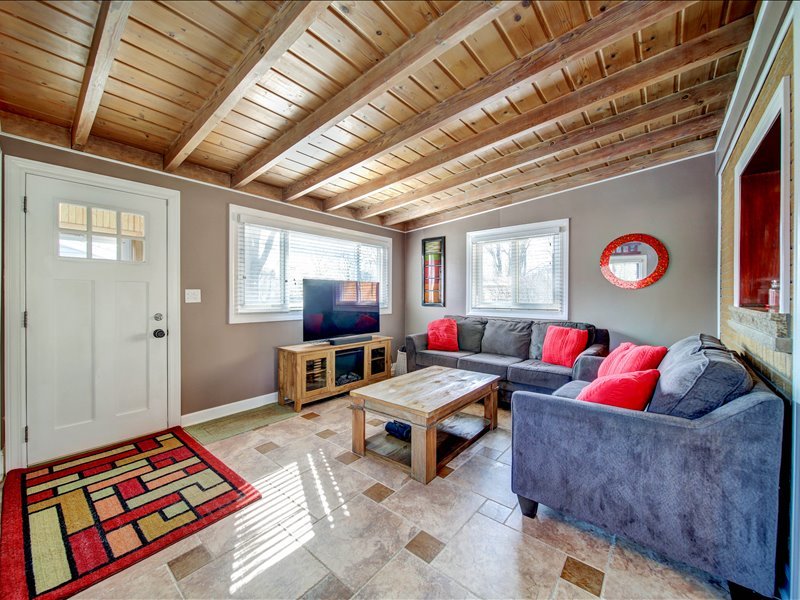 615 N Prospect Manor Avenue, Mount Prospect, IL 60056