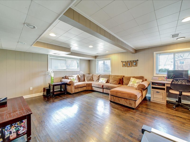 615 N Prospect Manor Avenue, Mount Prospect, IL 60056