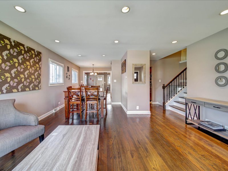 615 N Prospect Manor Avenue, Mount Prospect, IL 60056