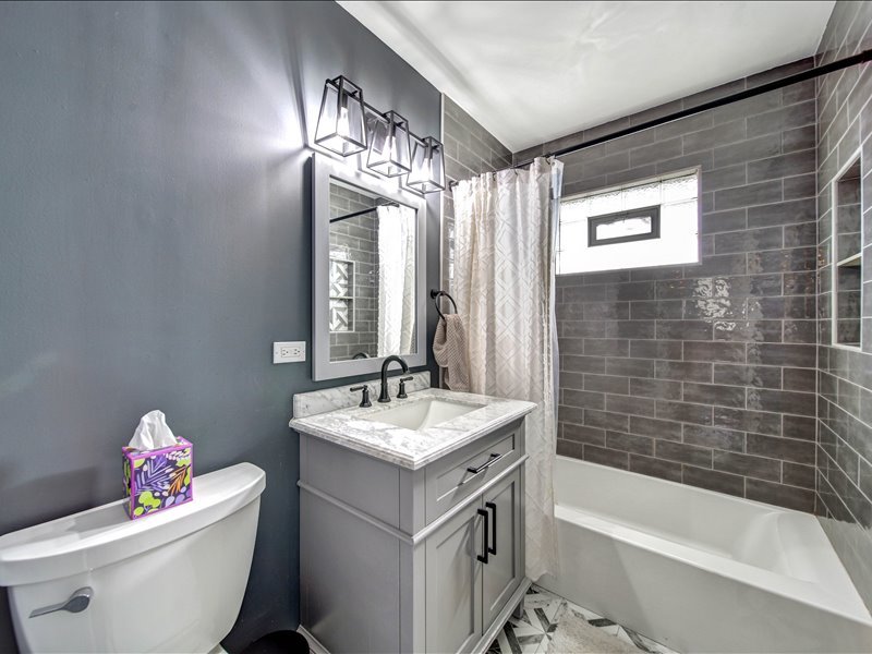 615 N Prospect Manor Avenue, Mount Prospect, IL 60056