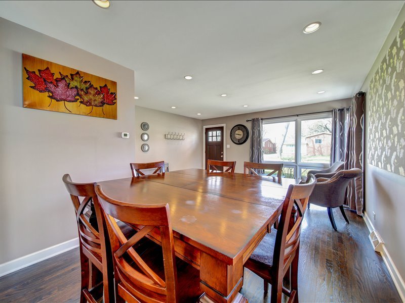 615 N Prospect Manor Avenue, Mount Prospect, IL 60056