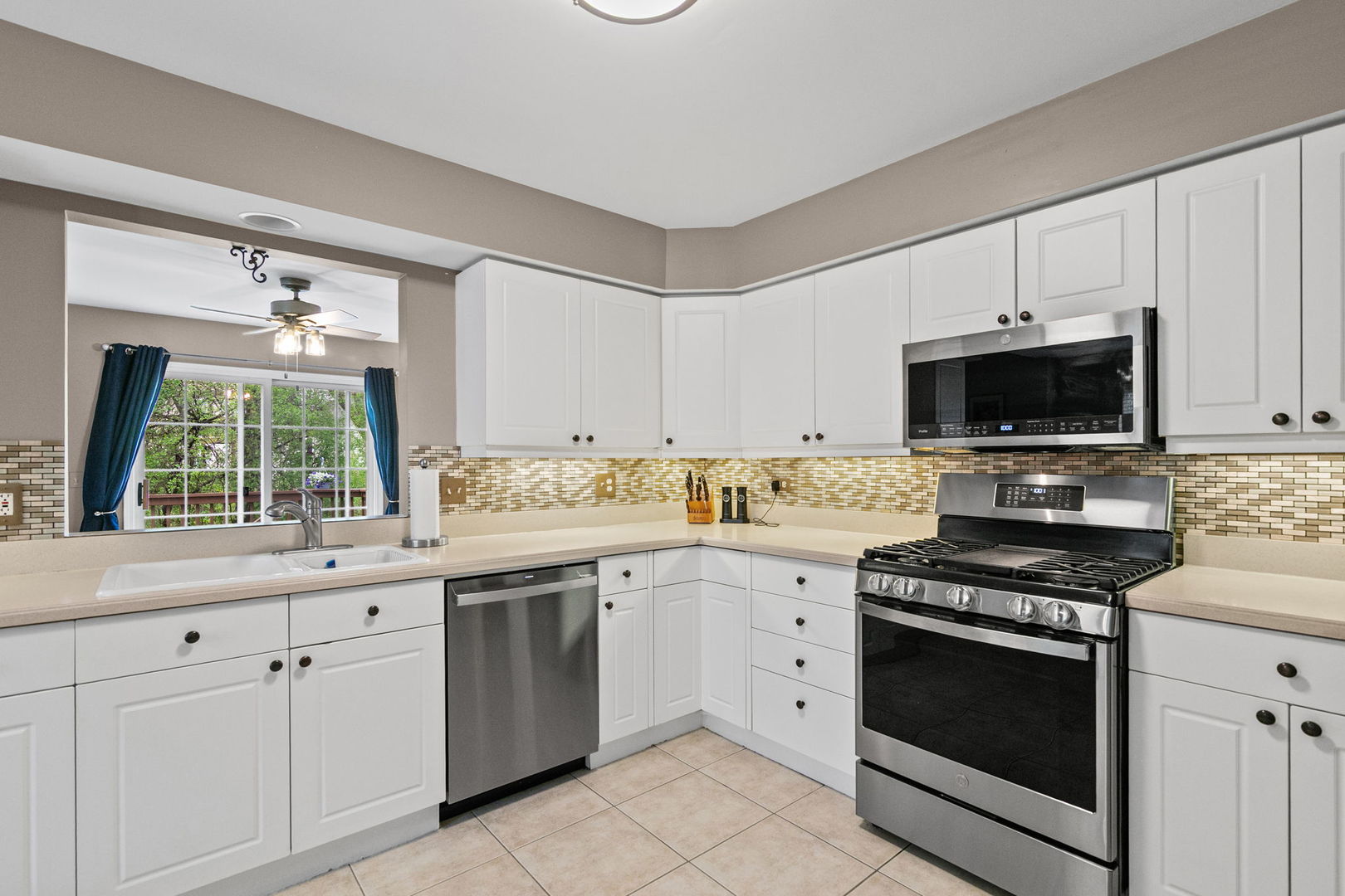 1354 Laurel Oaks Drive, Streamwood, IL 60107