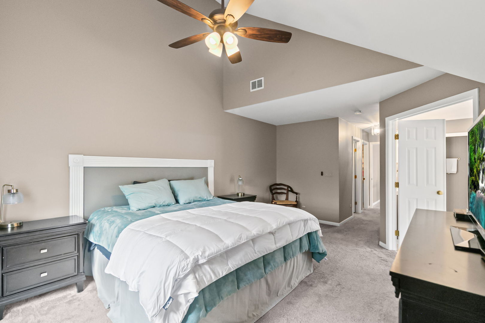 1354 Laurel Oaks Drive, Streamwood, IL 60107