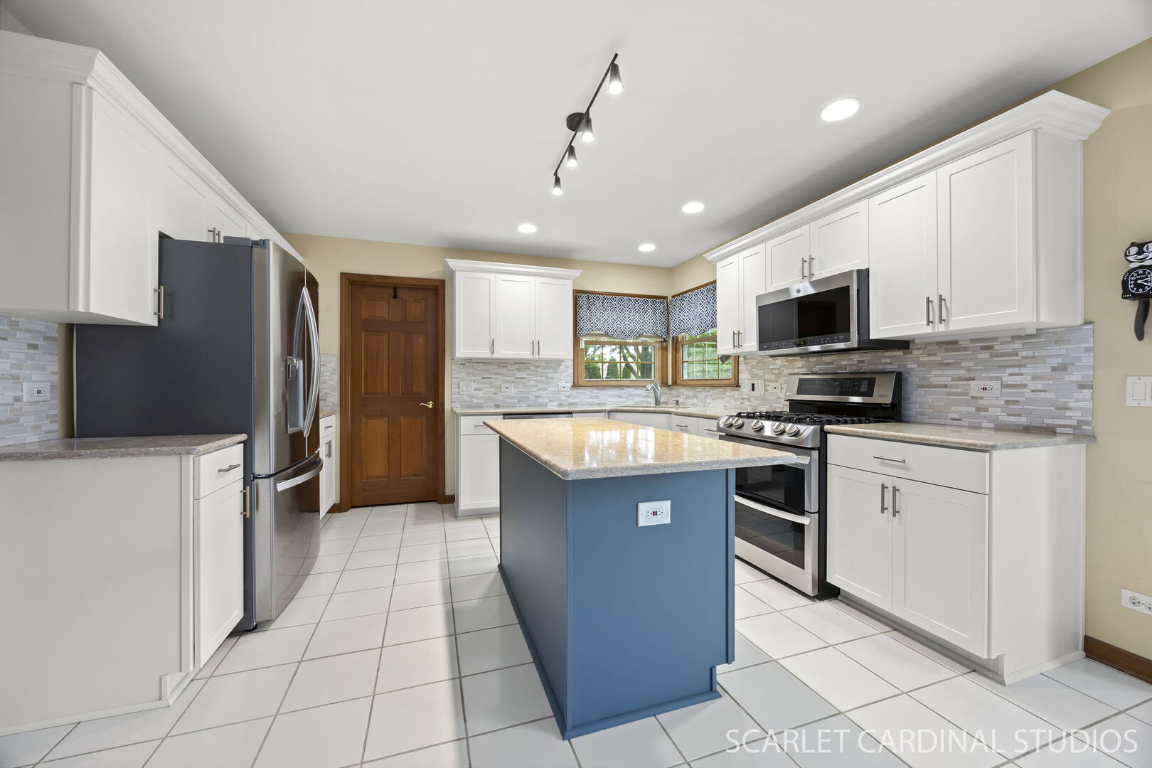 1063 Willow Creek Road, West Chicago, IL 60185