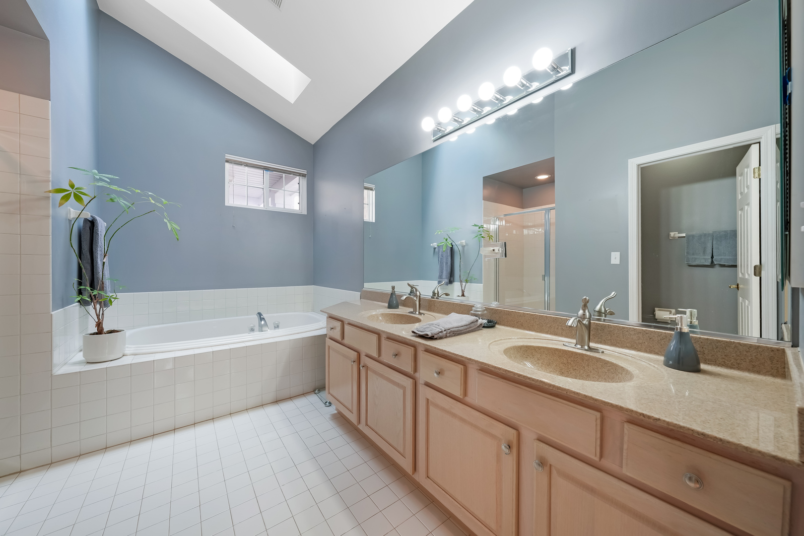 1713 Astor Avenue, Oakbrook Terrace, IL 60181