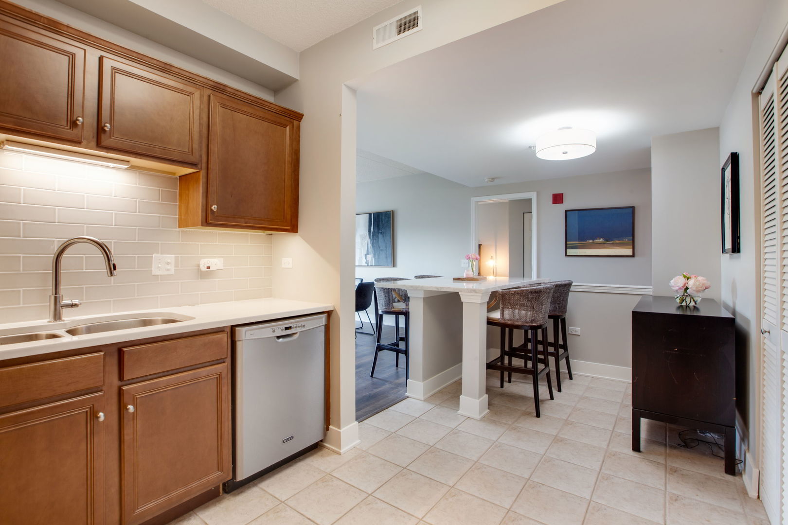 446 McDaniels Circle #304, Clarendon Hills, IL 60514