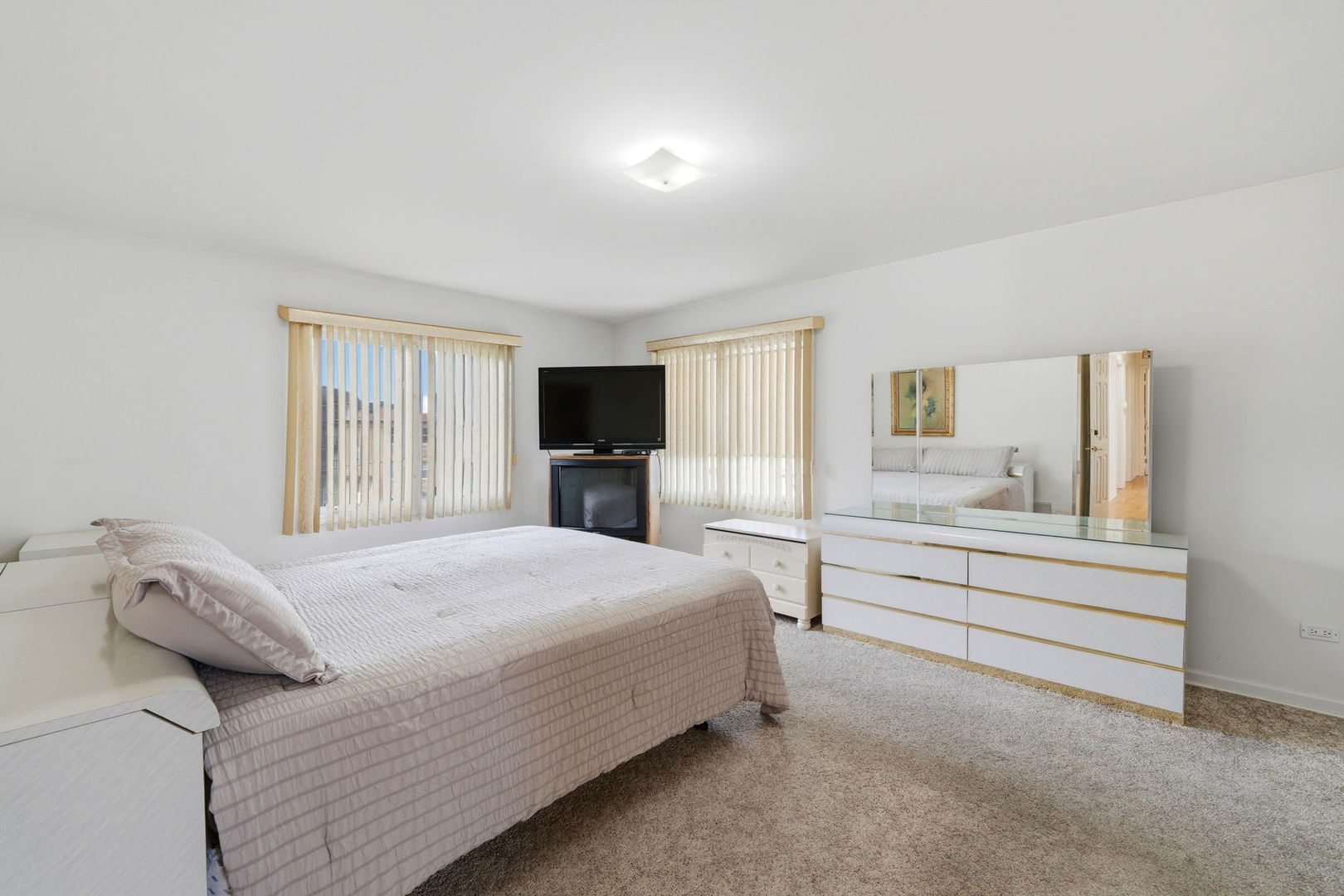 6916 W Forest Preserve Drive, Harwood Heights, IL 60706