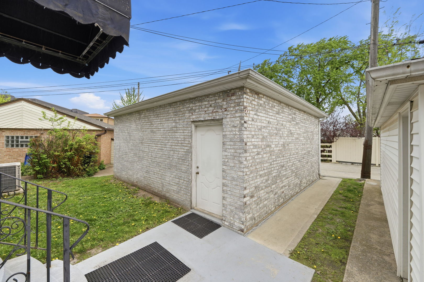 6916 W Forest Preserve Drive, Harwood Heights, IL 60706