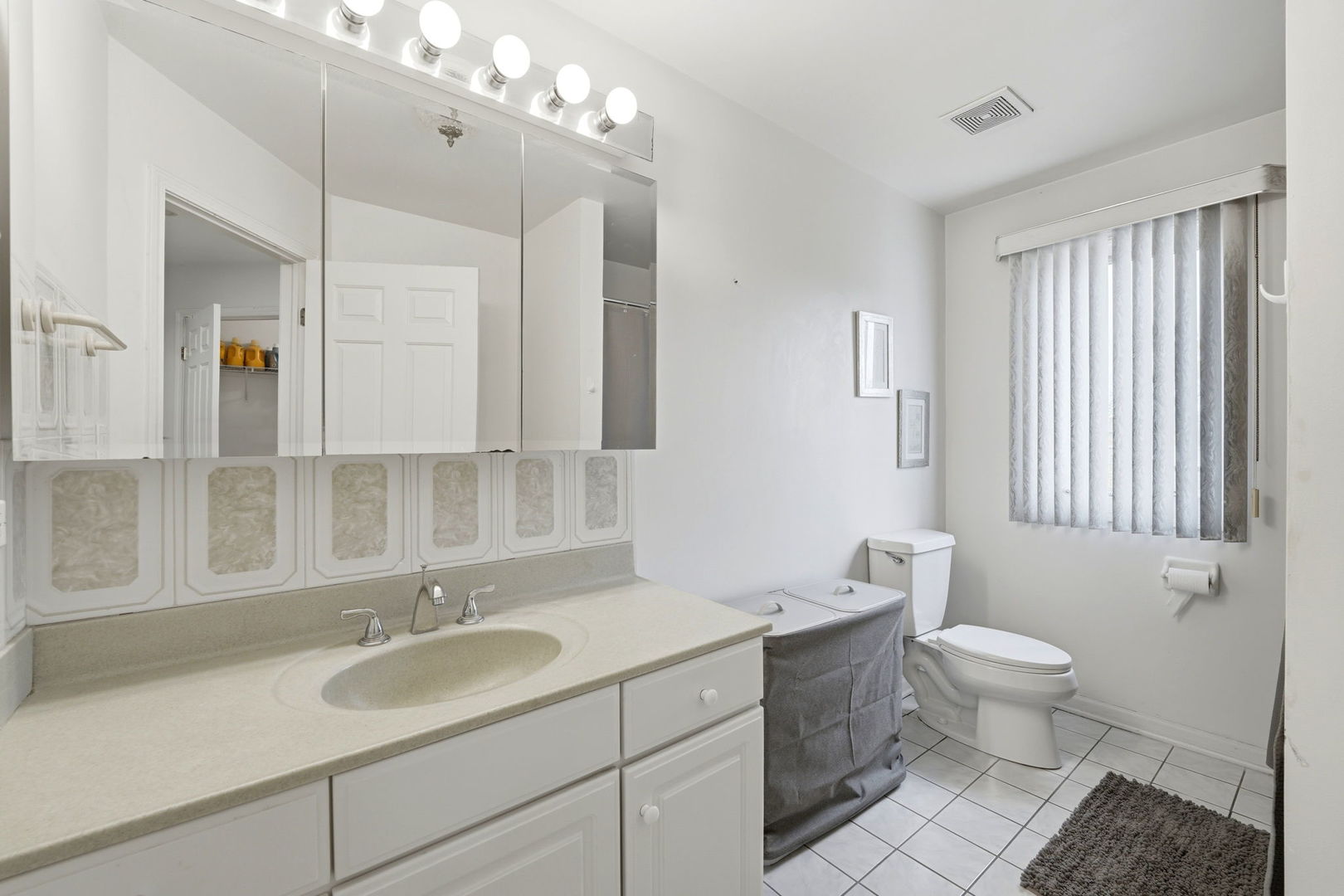 6916 W Forest Preserve Drive, Harwood Heights, IL 60706